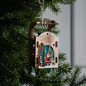 подвеска украшение световая сани с дедом морозом деревянная 6*12*4см rgb 6117356/luazon lighting изображение подвеска украшение световая сани с дедом морозом деревянная 6*12*4см rgb 6117356/luazon lighting