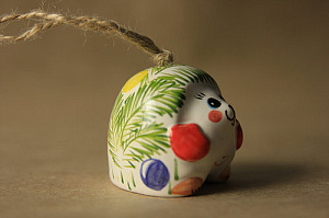 сувенир-подвеска ежик малый в елочных шариках керамика, в инд.кор. /tavolga